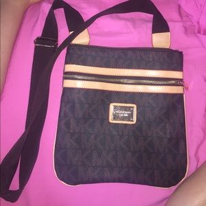 Knockoff!! Micheal Kors sidebody bag!