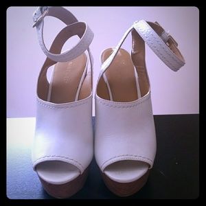 NINE WEST white wooden platform sandal