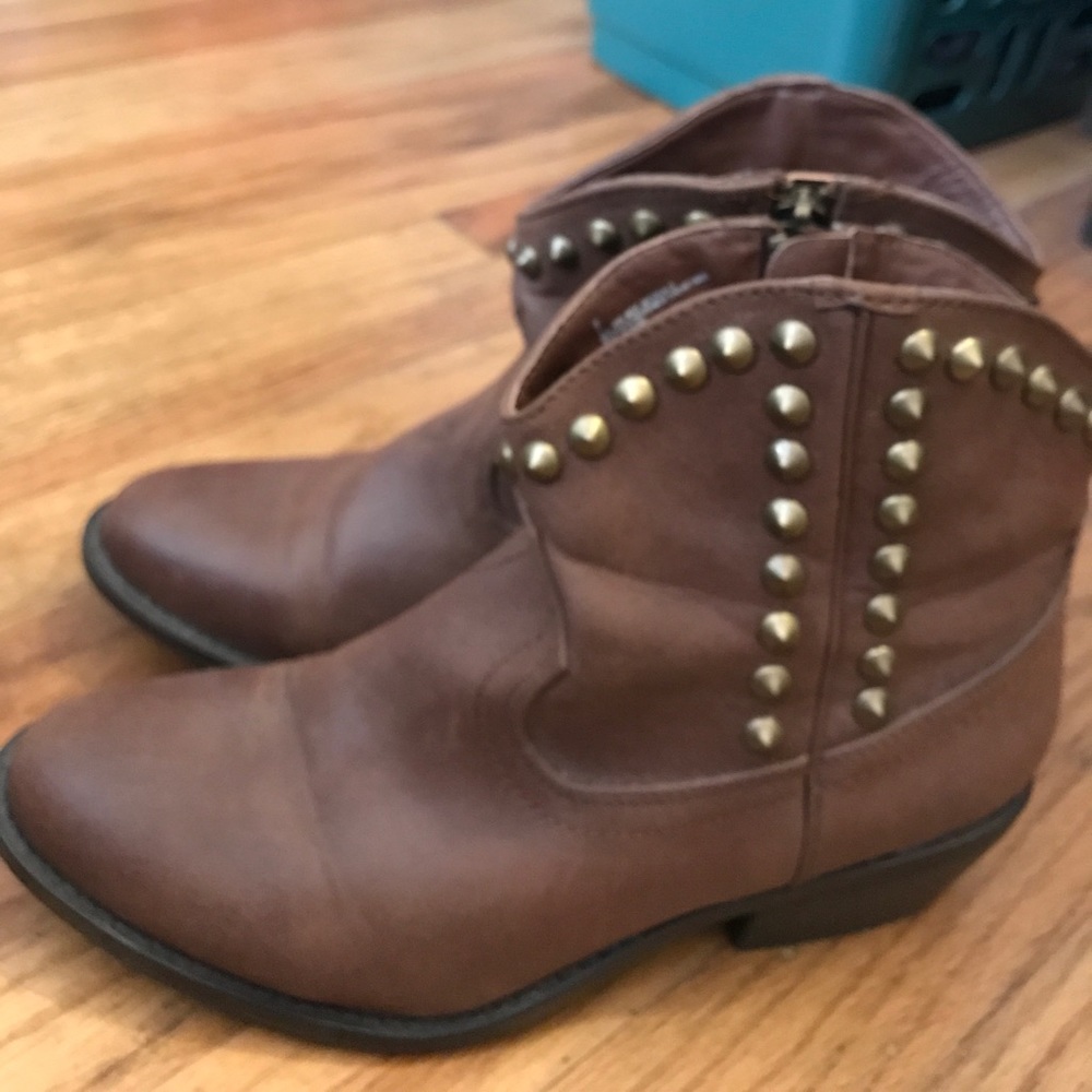 **FINAL PRICE**Studded cowboy booties