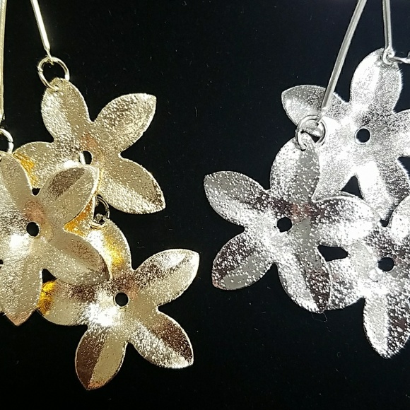 ANY 4 FOR $20! SPARKLY FLOWER EARRINGS - Picture 2 of 7