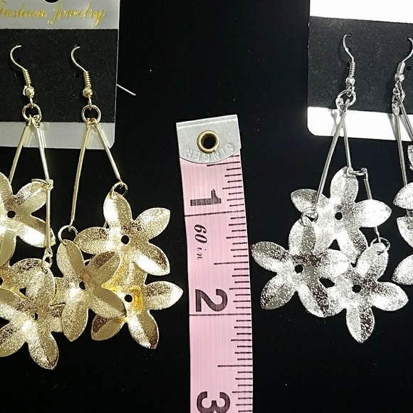 ANY 4 FOR $20! SPARKLY FLOWER EARRINGS - Picture 6 of 7