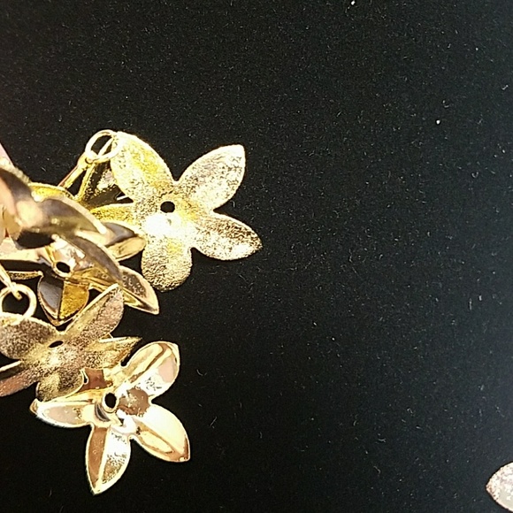 ANY 4 FOR $20! SPARKLY FLOWER EARRINGS - Picture 7 of 7