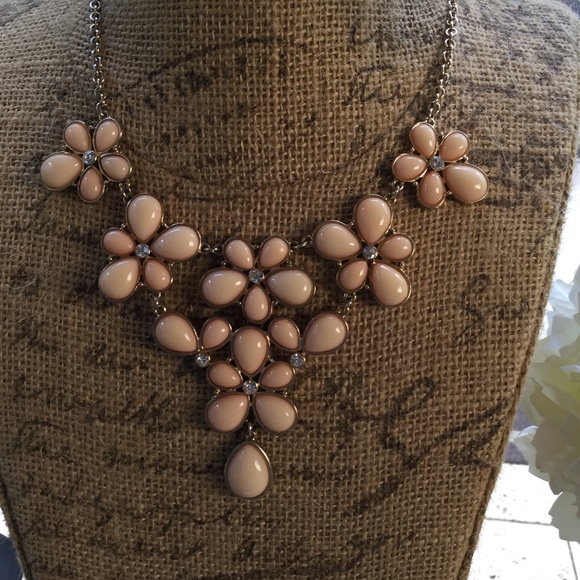 🍑 Peachy Statement Necklace 🍑 - Picture 3 of 3