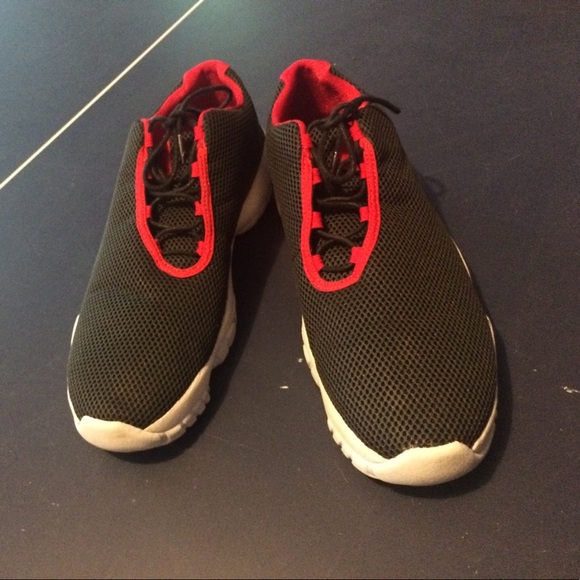 JORDAN FUTURE LOWS size 13 BLACK/RED