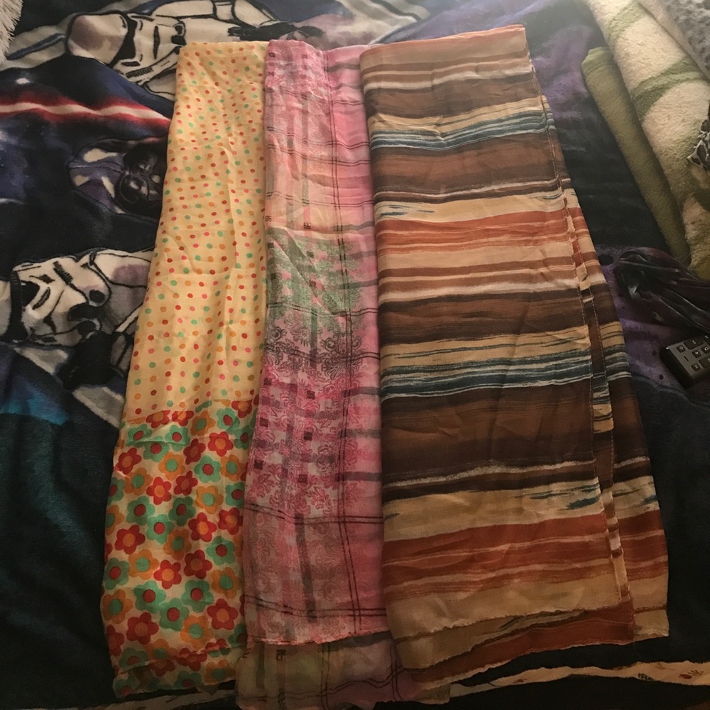 **FINAL PRICE** 3 light scarves.