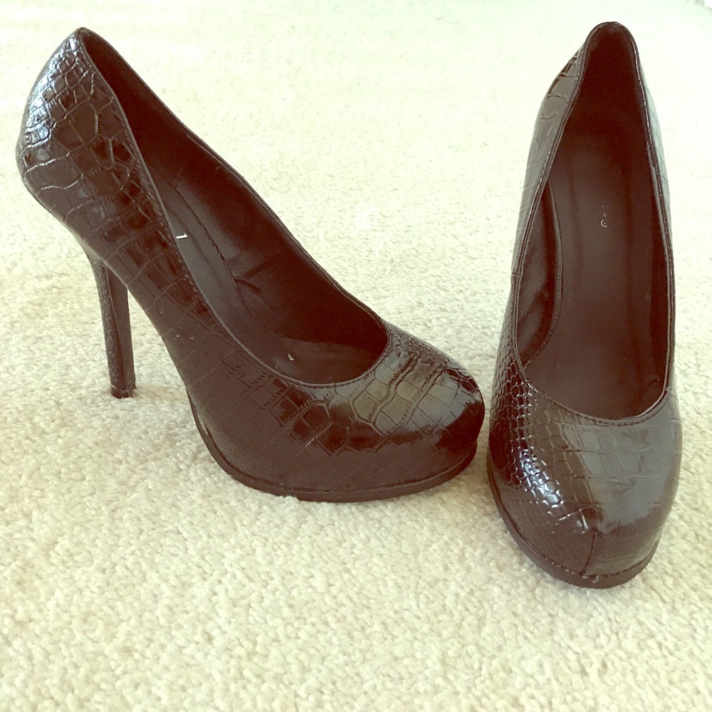 Faux snake skin black patent leather pumps