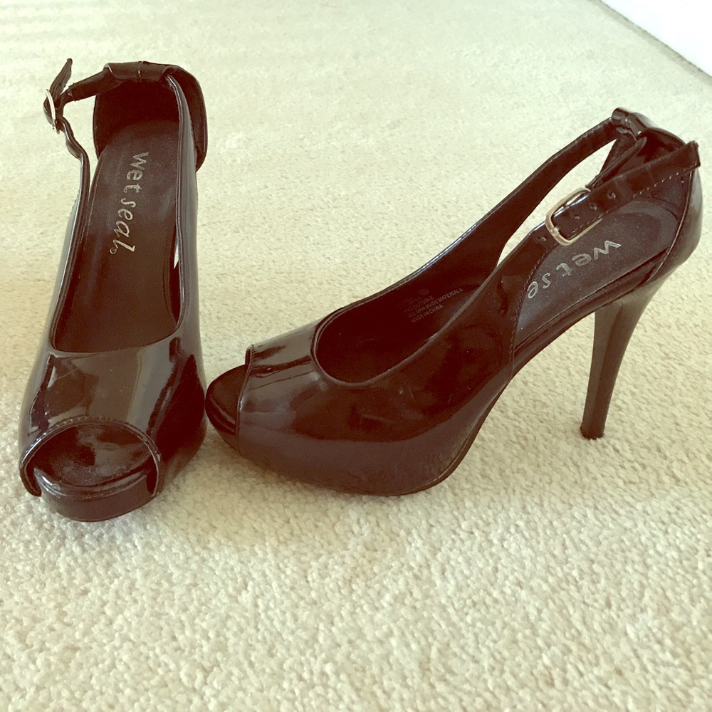 Black patent leather cut-out high heels