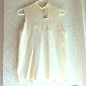 BRAND NEW WITH TAGS UNIQLO TURTLENECK