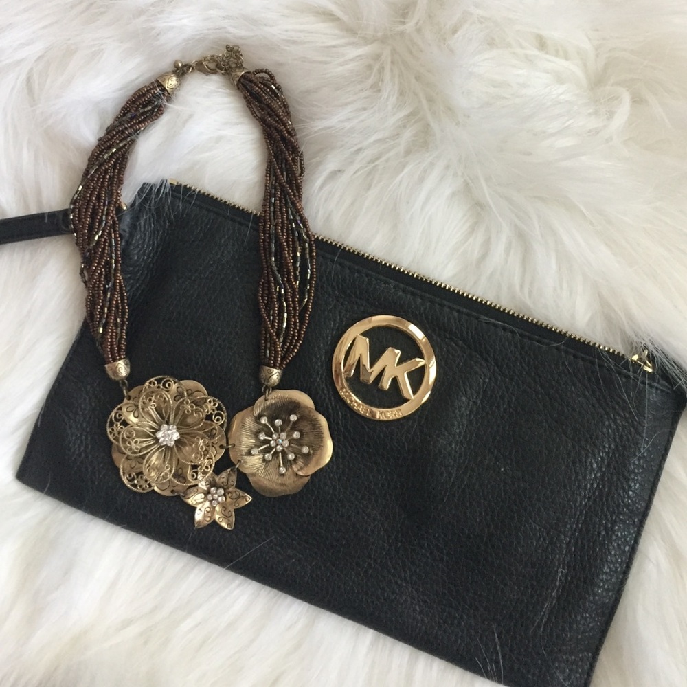 Beautiful brown and golden necklace.