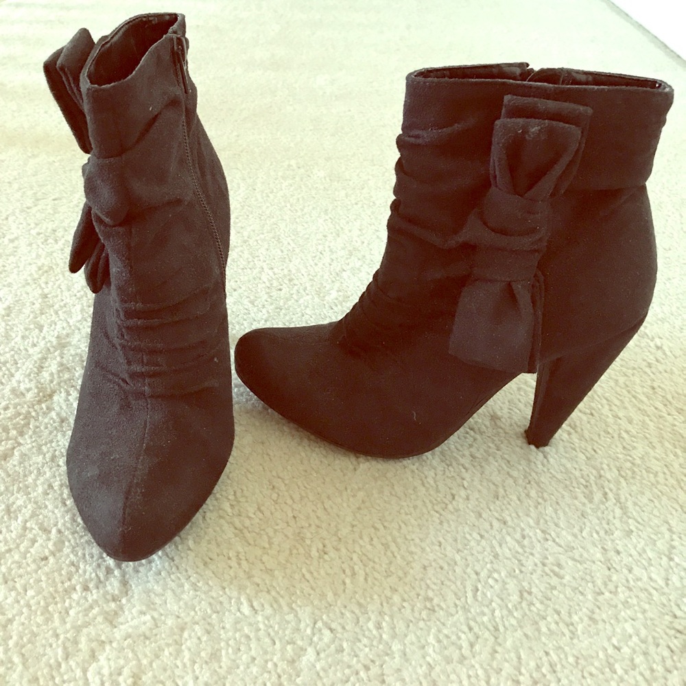 Faux suede black boots with bow