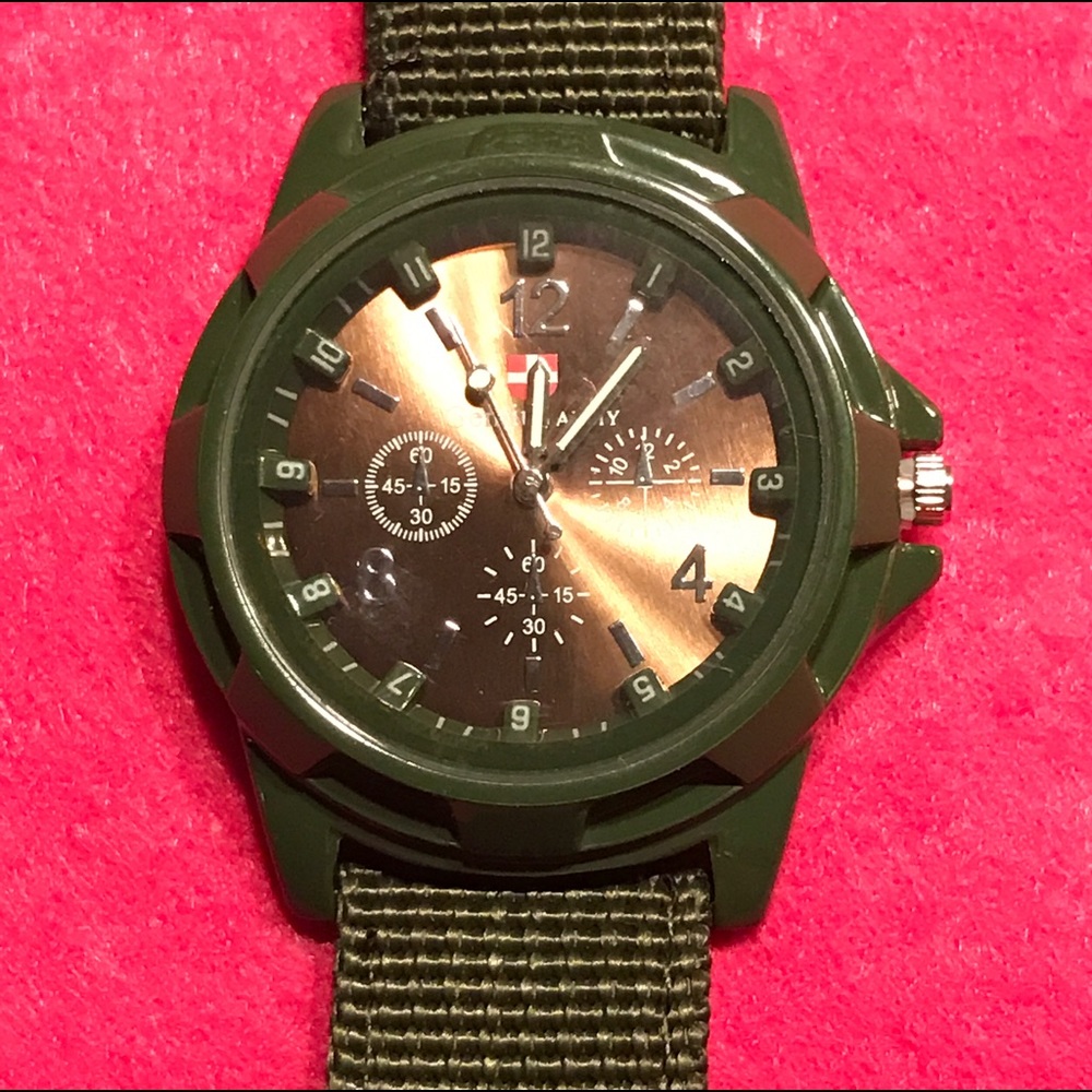 NWT! GREEN CANVAS BUCKLE BAND QUARTZ WATCH