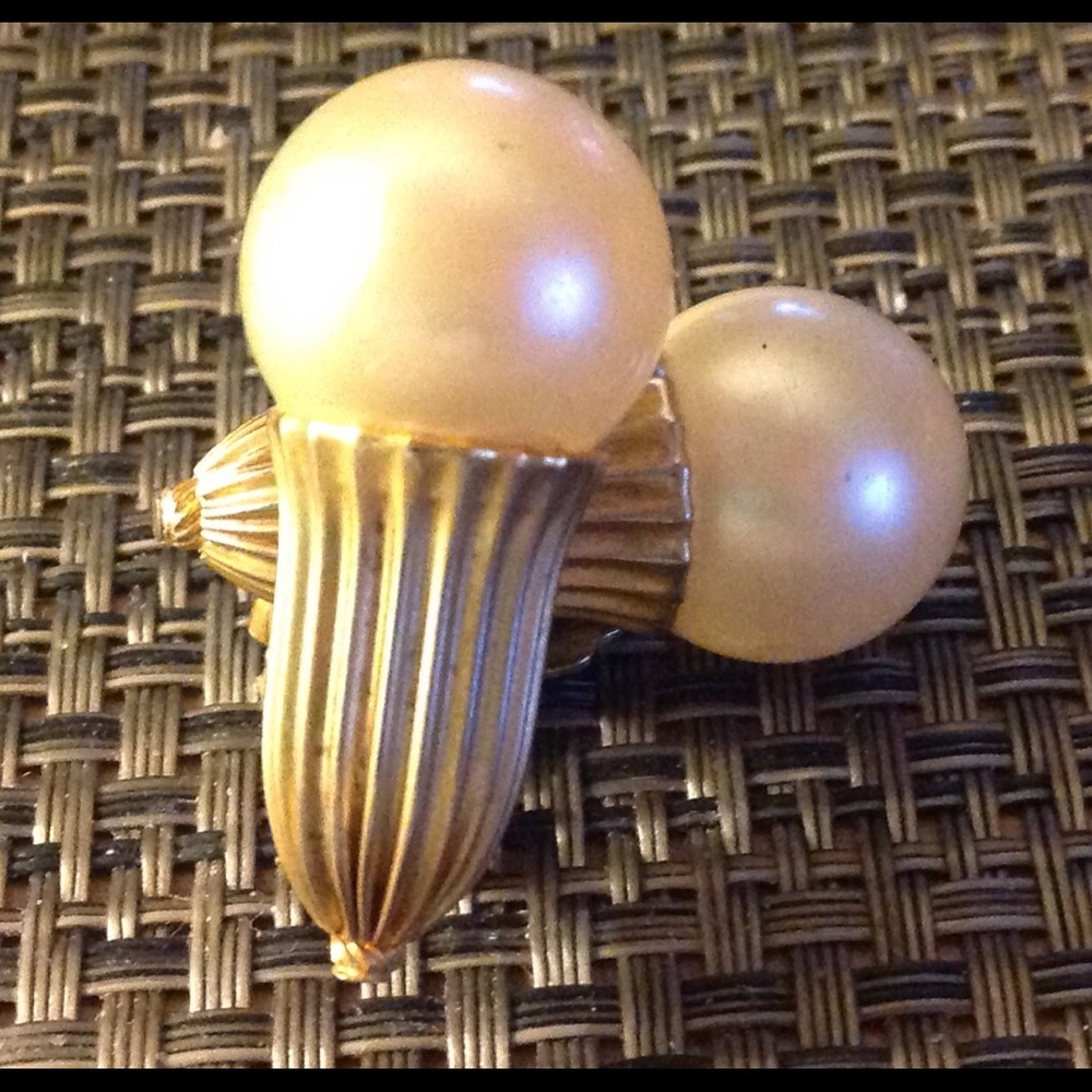 Estate vintage pearl clip earrings