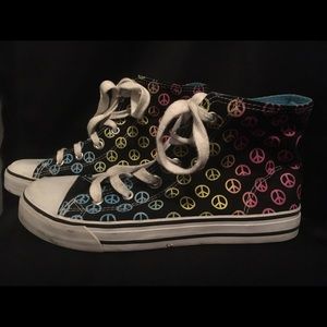 Black high top sneakers w. Multicolor peace signs