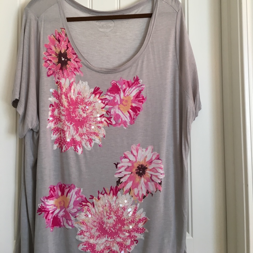 Sequined and beaded flower top. 🌺