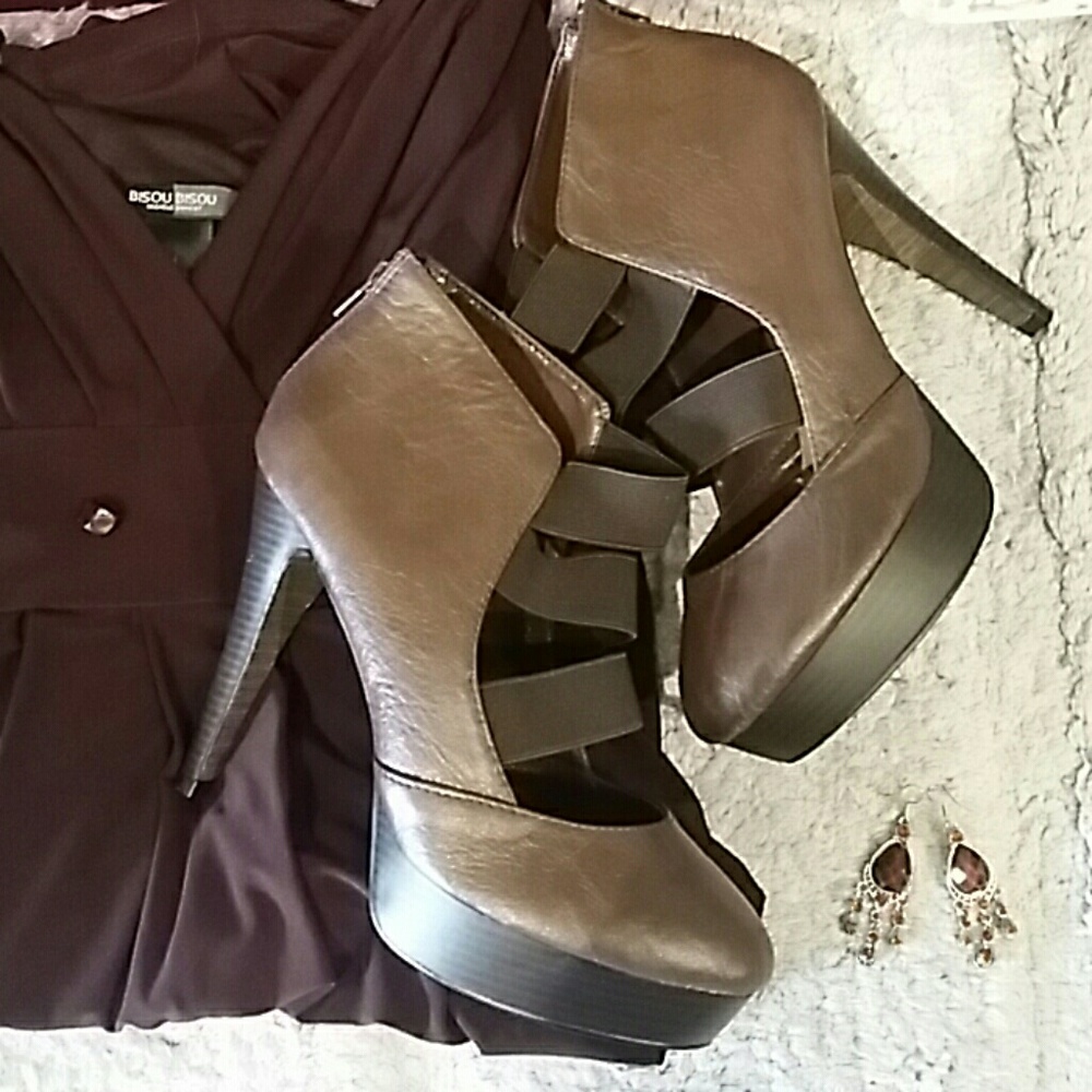 Gorgeous strappy heels