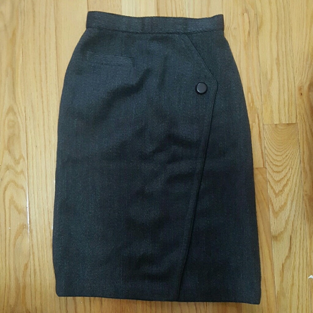 High quality lined wool skirt with pocket