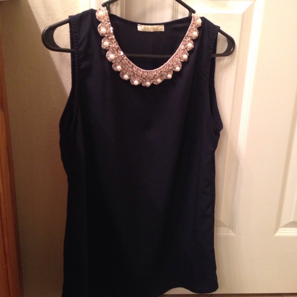 ⭐️Gorgeous top with sequins and pearls collar - Picture 1 of 3