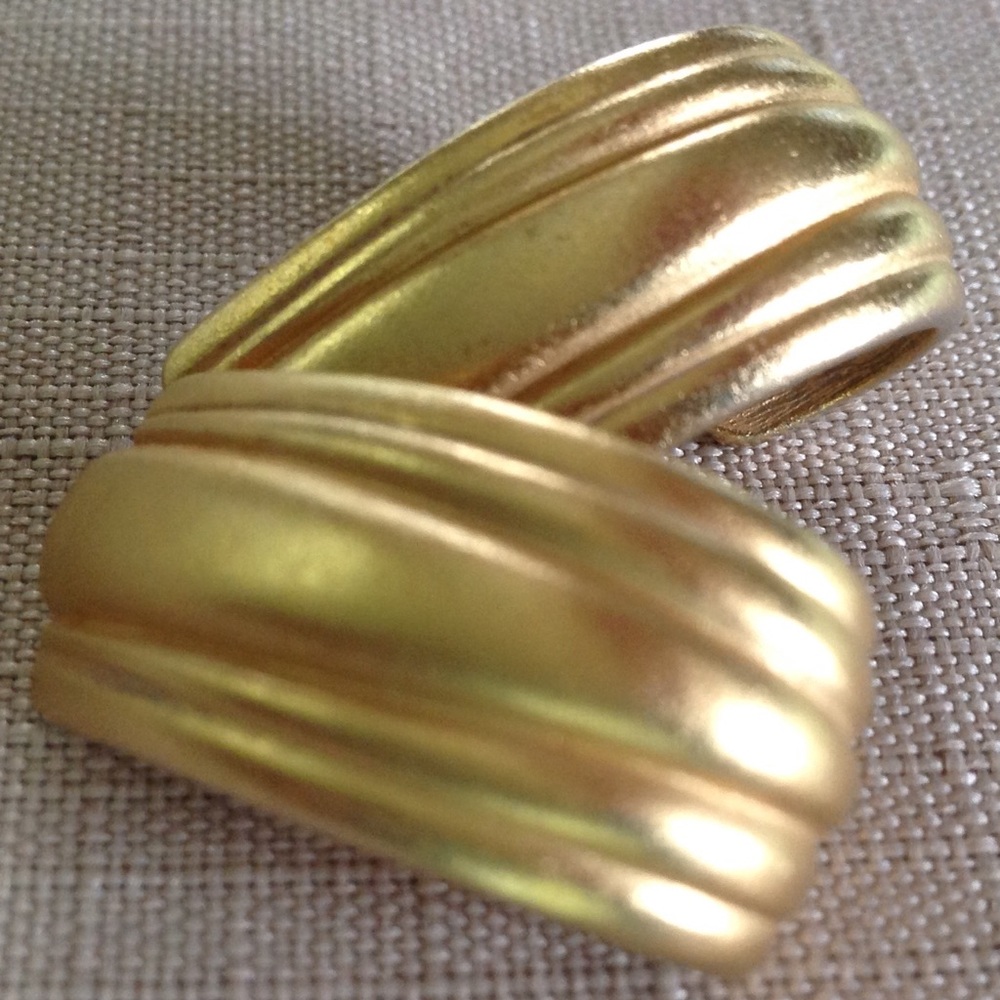 FINAL PRICE Vintage gold tone ribbed pierced ER