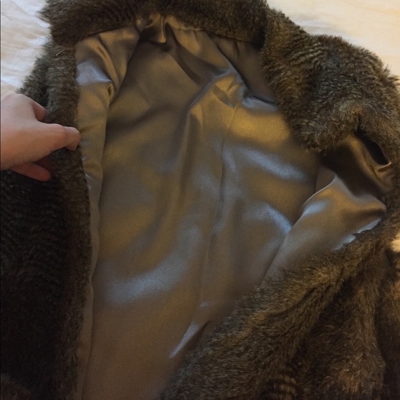 Faux fur vest! Wanna stay warm and look fabulous? - Picture 2 of 3