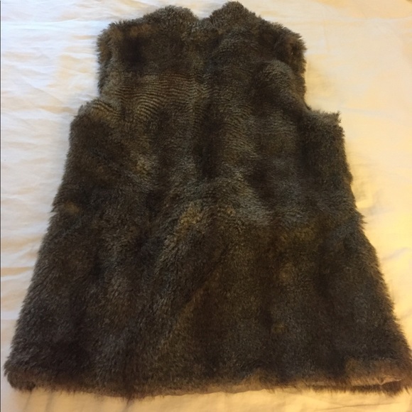 Faux fur vest! Wanna stay warm and look fabulous? - Picture 3 of 3