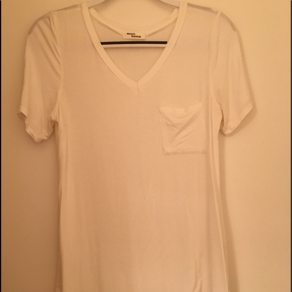 V-neck flowy pocket t-shirt, ivory color