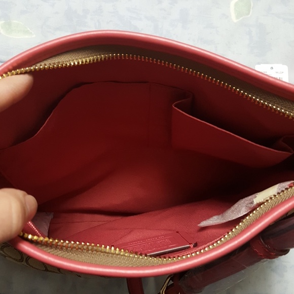 NWT Coach signature file bag in khaki/strawberry - Picture 4 of 7