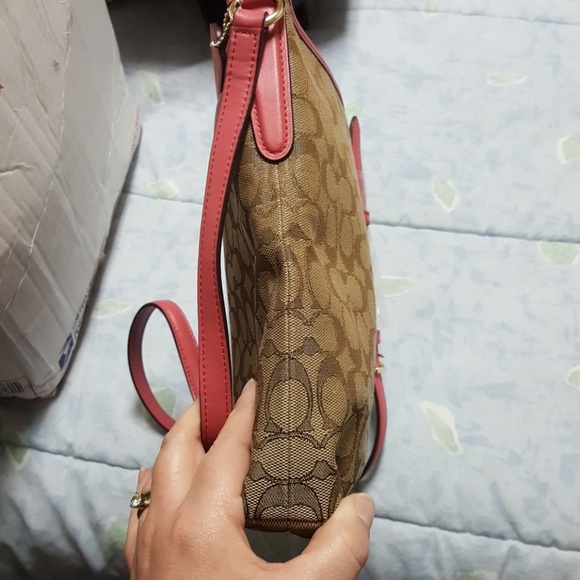 NWT Coach signature file bag in khaki/strawberry - Picture 5 of 7