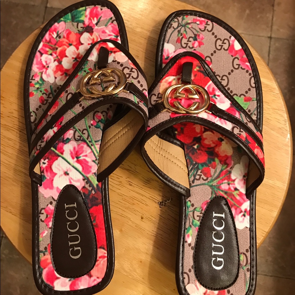 Gucci leather flip flops