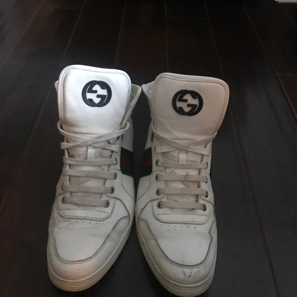 Men's white Gucci shoes with Gucci stripe