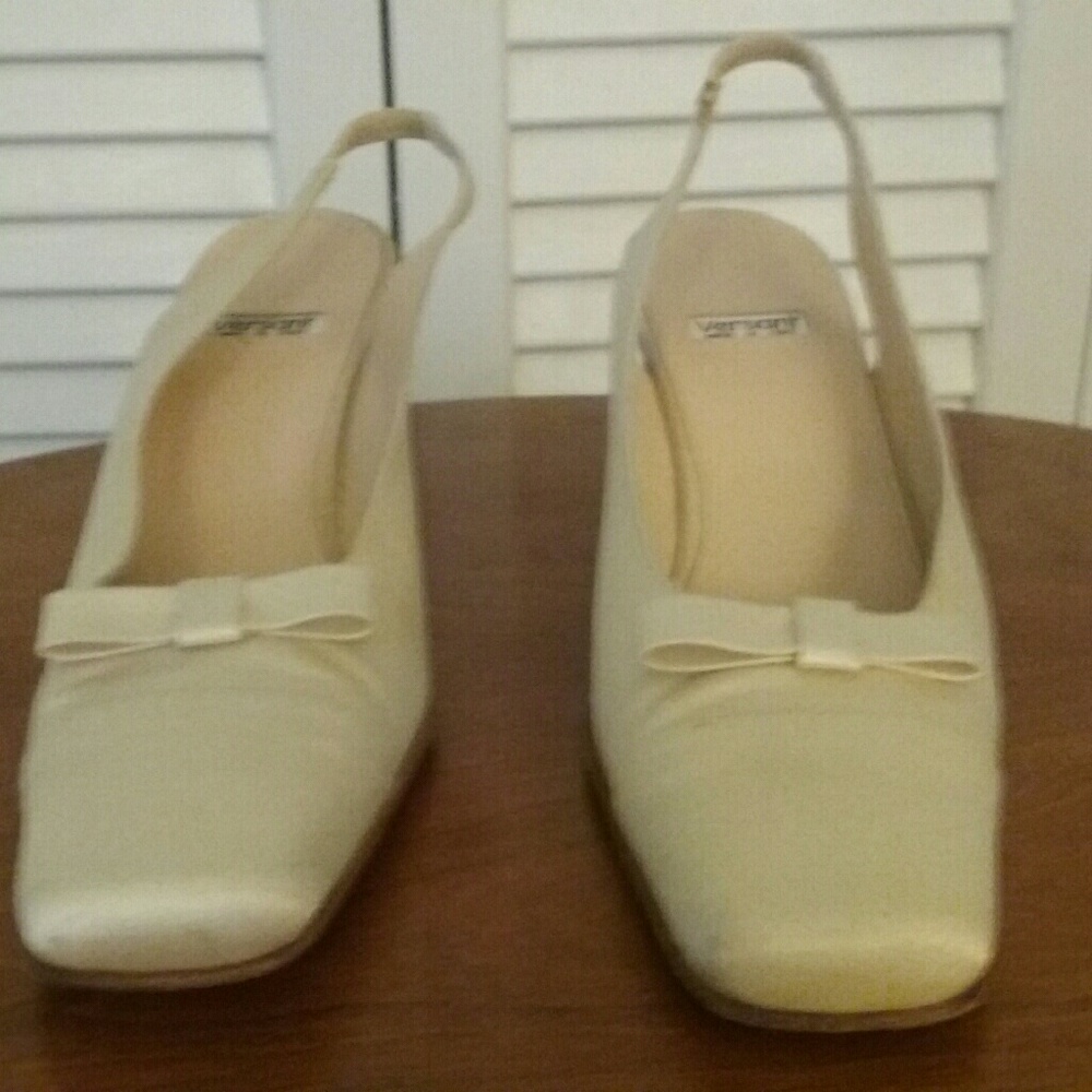 Real Verano Sling Back Silver Pumps!