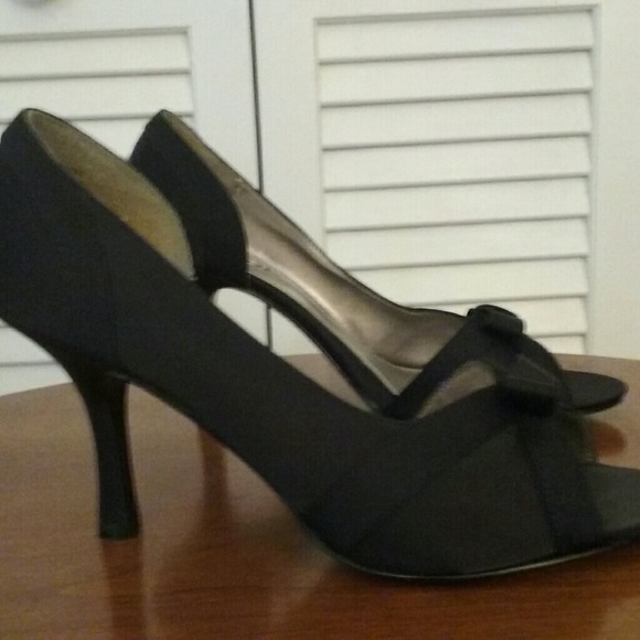 Unlisted Black Heels with Bow! Beautiful! - Picture 2 of 3