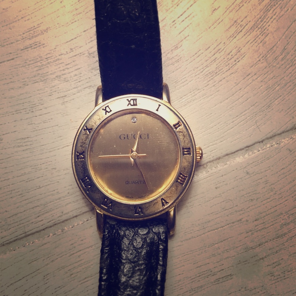 Vintage Women's gold Gucci watch, with diamond