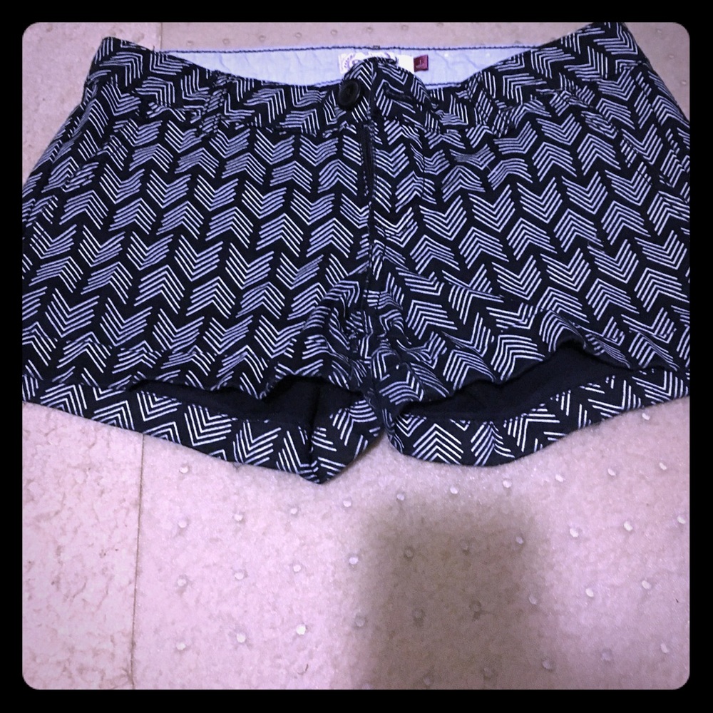 SO black/white arrow shorts