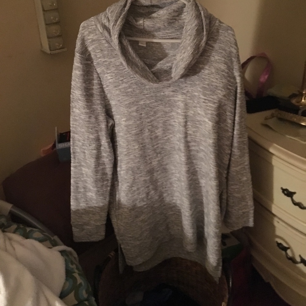 White and gray long sweater with pockets