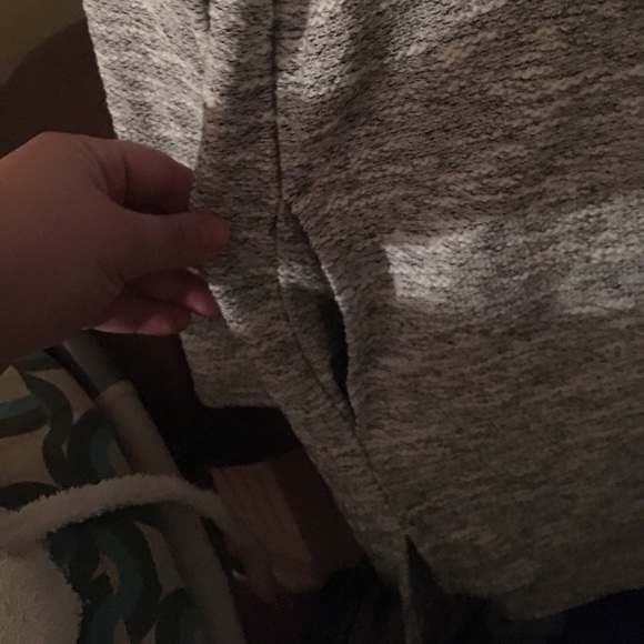 White and gray long sweater with pockets - Picture 2 of 5