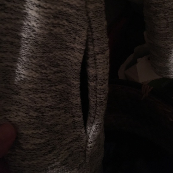 White and gray long sweater with pockets - Picture 3 of 5