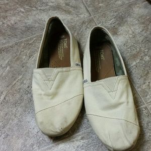 Mens 10.5 Tom's cream colored canvas shoes
