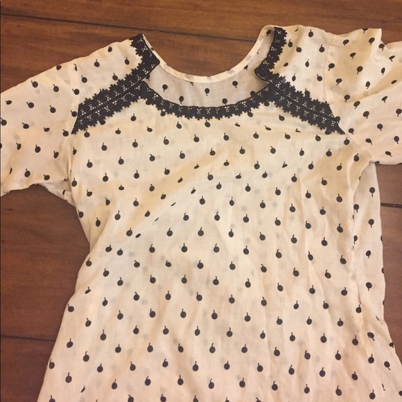 White & black top! Only worn once! - Picture 4 of 4