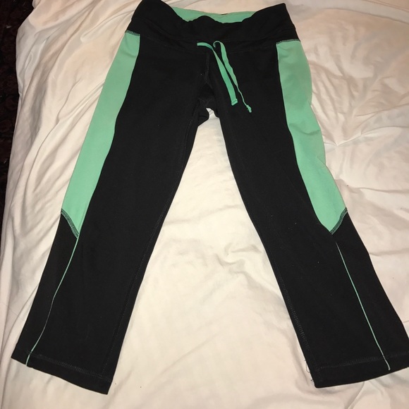 Lot of 2 exercise capris - Picture 2 of 3