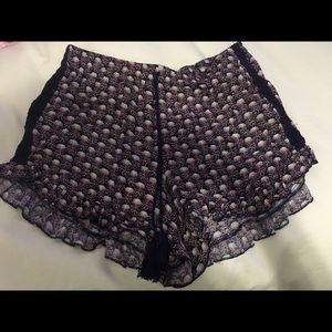 Patterned shorts with ruffled bottom