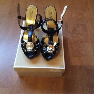 Michael Kors Joslin Sling size 10M