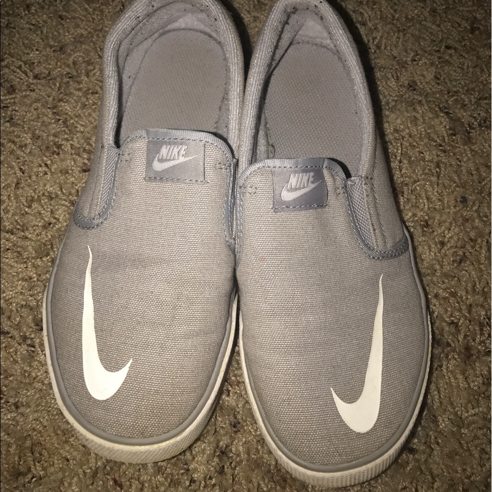 Nike shoes boys size 2y