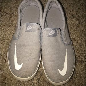 Nike shoes boys size 2y