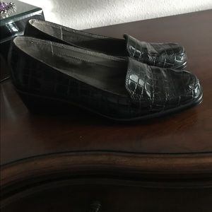 Areosoles size 9 black low wedges.