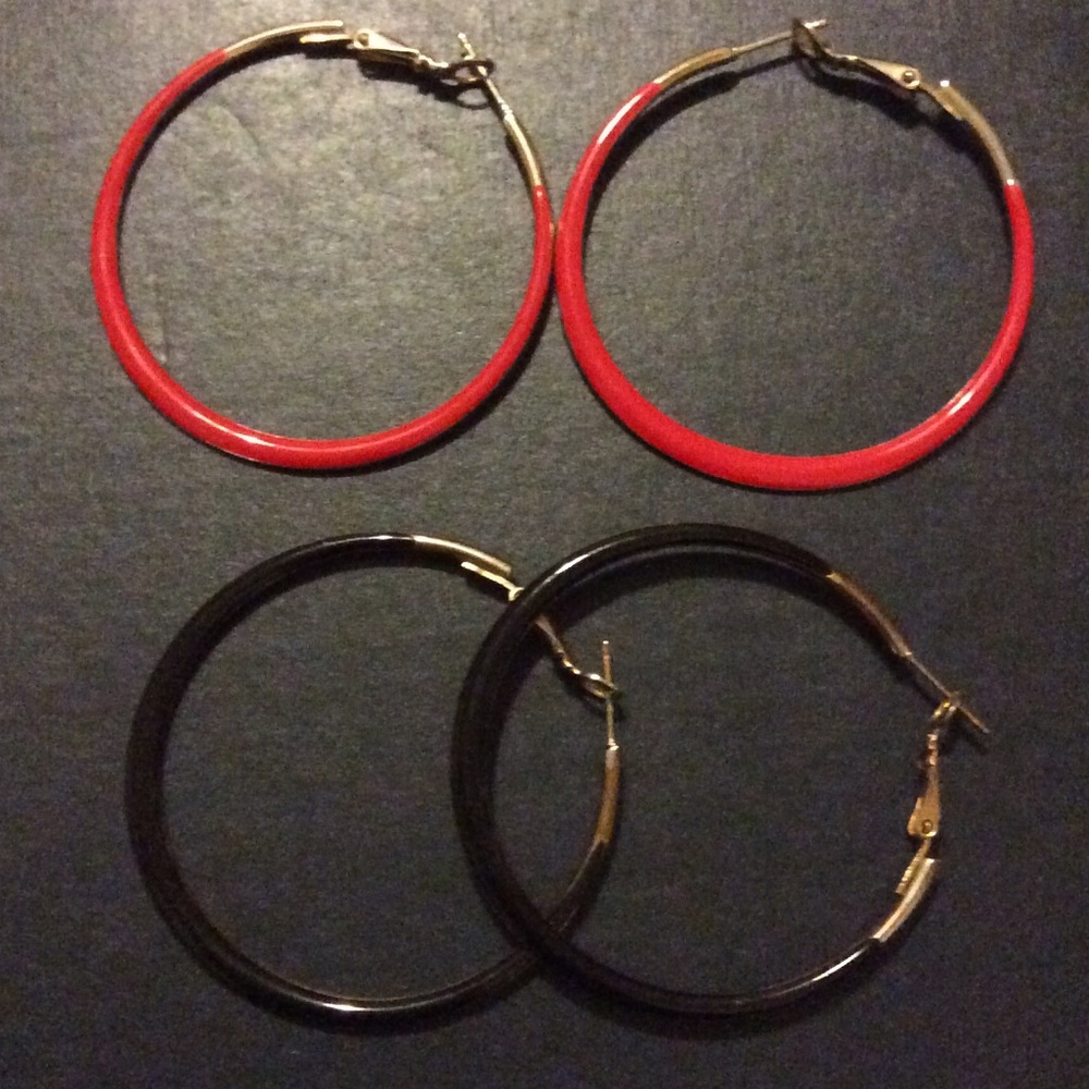 2 pairs of hoop earrings