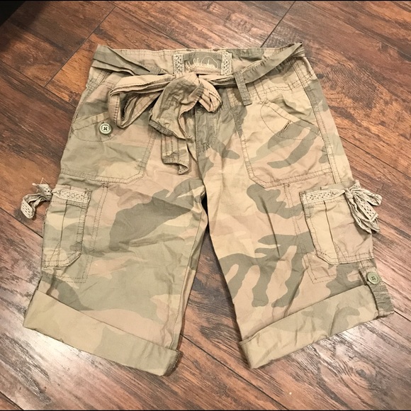 Hollister Pants - 🌻Hollister Bermuda Camouflage Shorts
