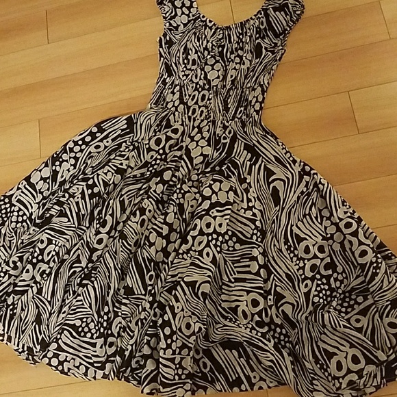 REDUCED...flattering w/ full flirty skirt dress - Picture 1 of 8