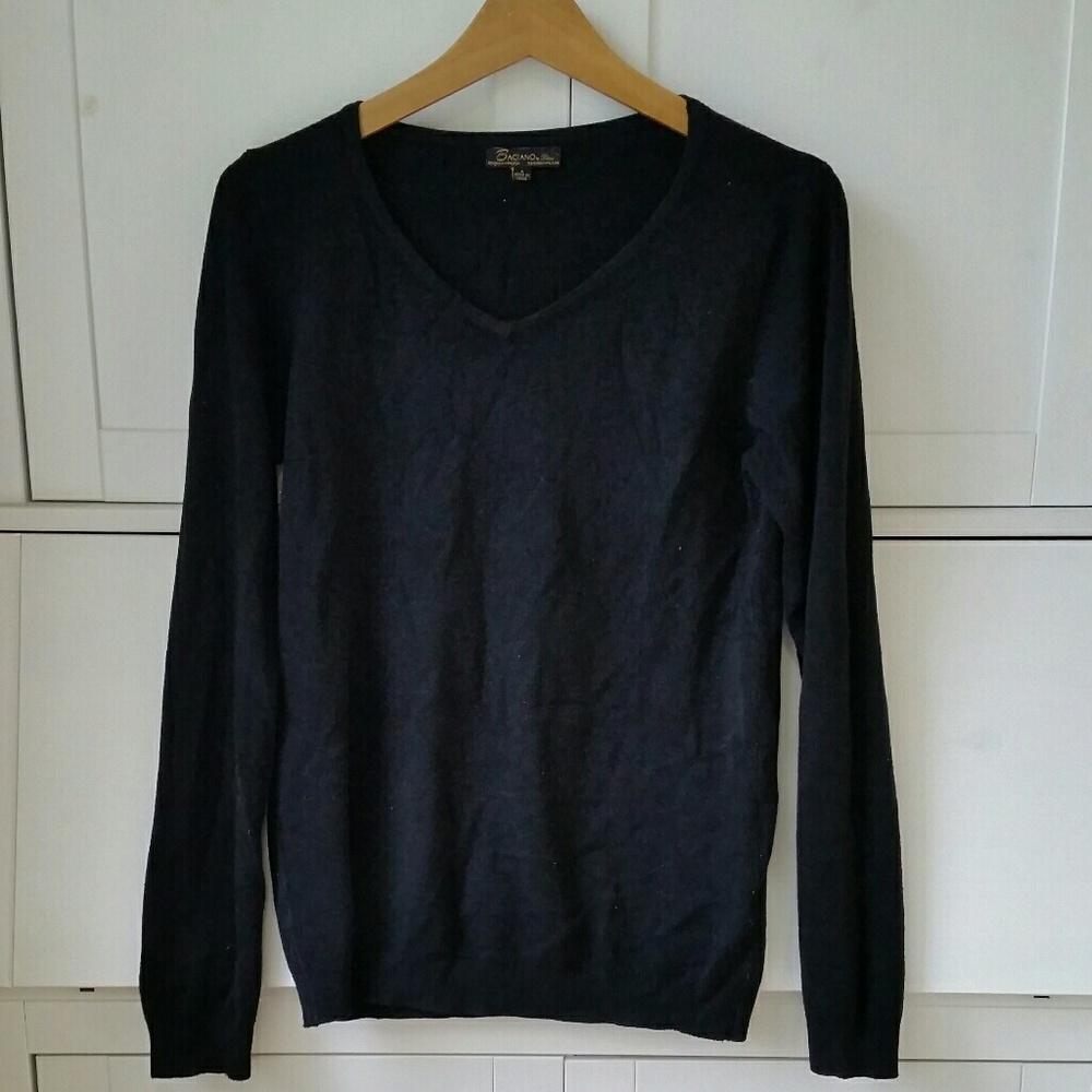 LAST CHANCE Black V-neck sweater