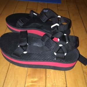 RED AND BLACK PLATFORM TEVAS!