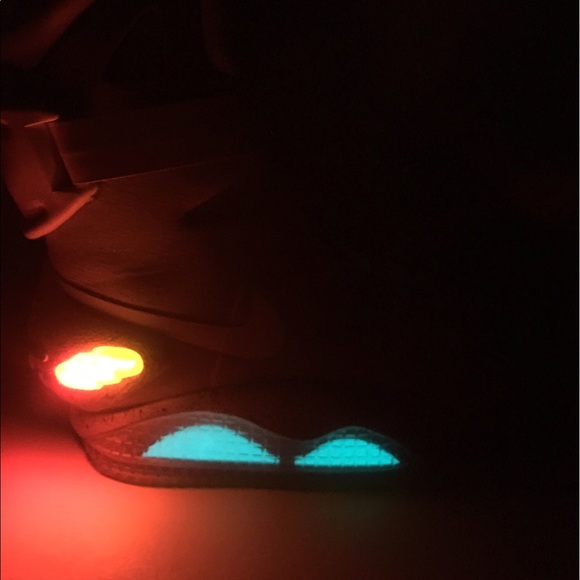 Nike Mag with Authentication Card size 9.5 - Picture 2 of 2